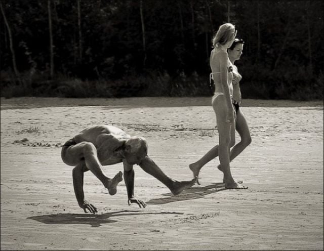 When Photos of Chicks In Bikinis Get Ruined