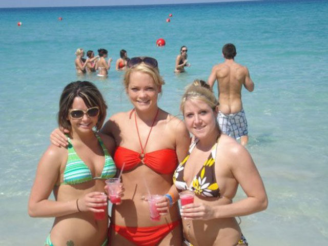 When Photos of Chicks In Bikinis Get Ruined
