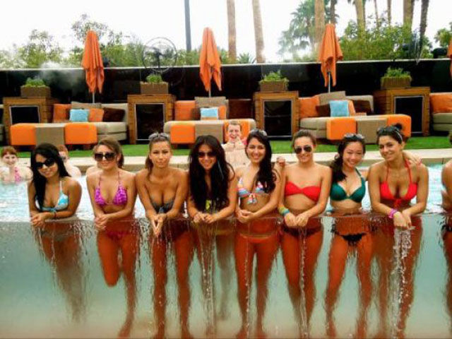 When Photos of Chicks In Bikinis Get Ruined