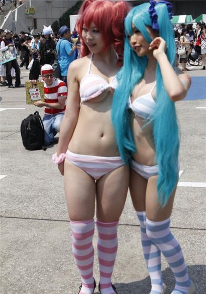 When Photos of Chicks In Bikinis Get Ruined