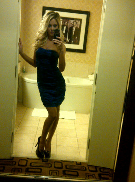 Sizzling Hot Self-Taken Mirror Pics