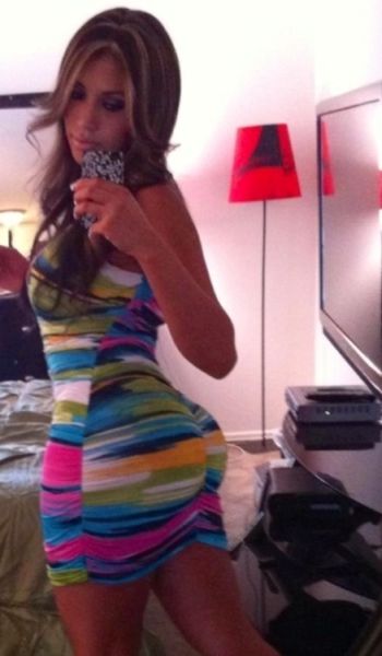 Sizzling Hot Self-Taken Mirror Pics