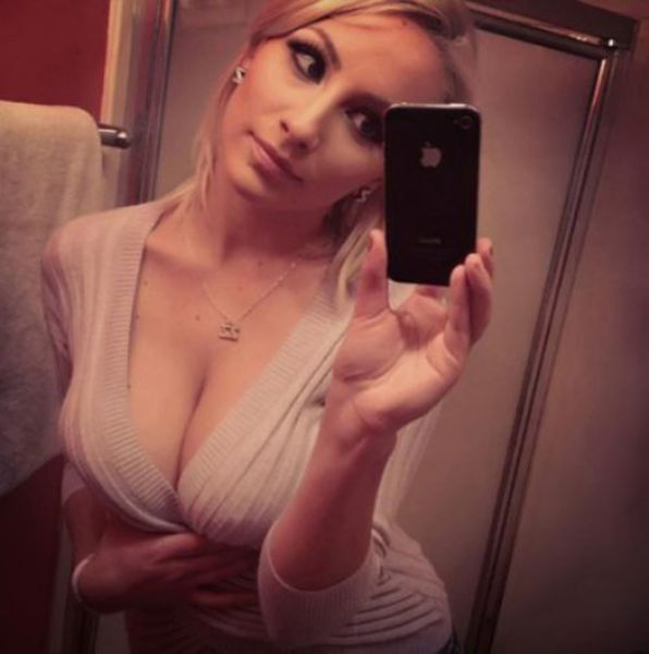 Sizzling Hot Self-Taken Mirror Pics