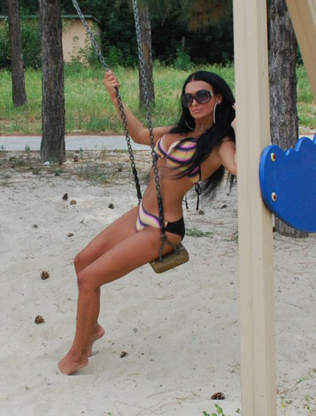 Brunette Beauty’s Shocking Secret!