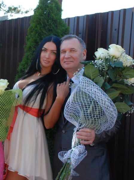 Brunette Beauty’s Shocking Secret!