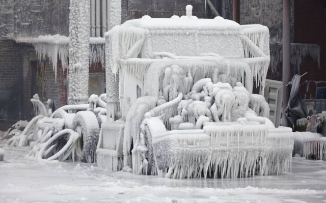 Stunning Photos of Frozen Chicago Fire