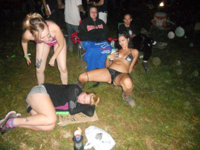 Drunk People Get Treated to Some Butt Action from Enthusiastic Girls