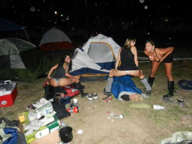 Drunk People Get Treated to Some Butt Action from Enthusiastic Girls