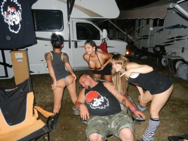 Drunk People Get Treated to Some Butt Action from Enthusiastic Girls