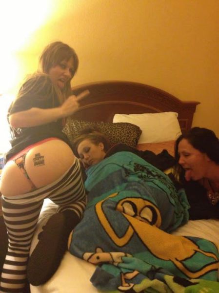 Drunk People Get Treated to Some Butt Action from Enthusiastic Girls