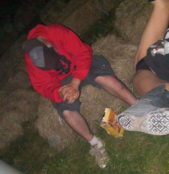 Drunk People Get Treated to Some Butt Action from Enthusiastic Girls