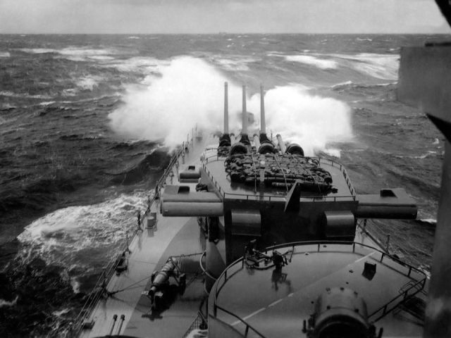 Great Photos of Navy Ships in the Middle of the Ocean