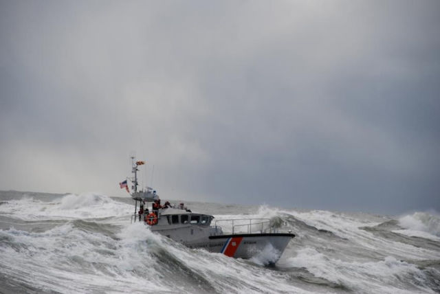 Great Photos of Navy Ships in the Middle of the Ocean