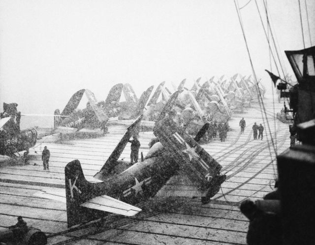 Great Photos of Navy Ships in the Middle of the Ocean