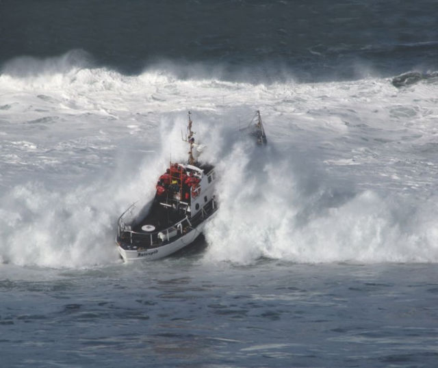 Great Photos of Navy Ships in the Middle of the Ocean