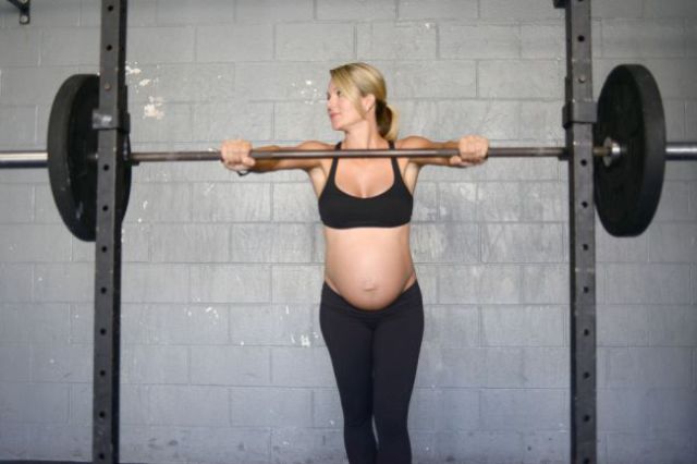 Pregnancy Can’t Stop This Woman from Weightlifting