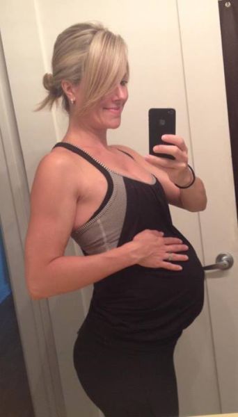 Pregnancy Can’t Stop This Woman from Weightlifting