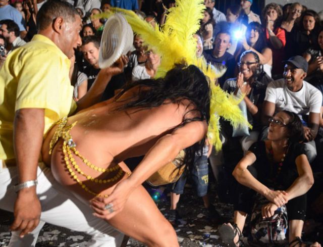 These Girls from the Carnival Are Real Treat for the Eyes