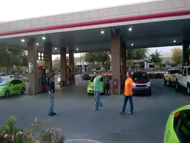 Thug Loses Fight He Started (VIDEO)