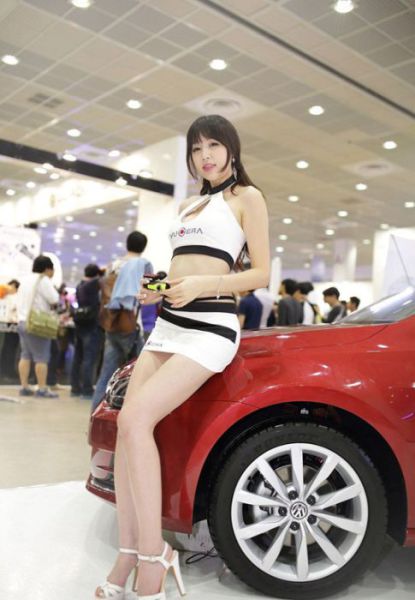 Gorgeous Girls Strut Their Stuff at the Seoul Auto Salon