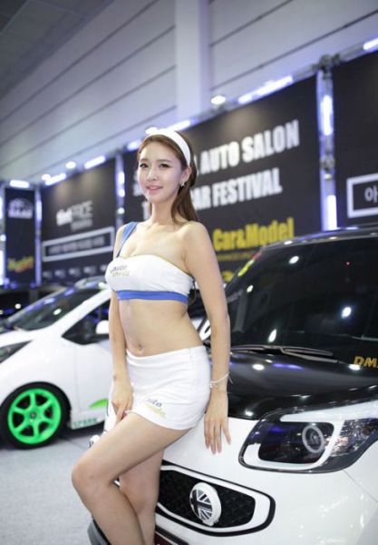 Gorgeous Girls Strut Their Stuff at the Seoul Auto Salon