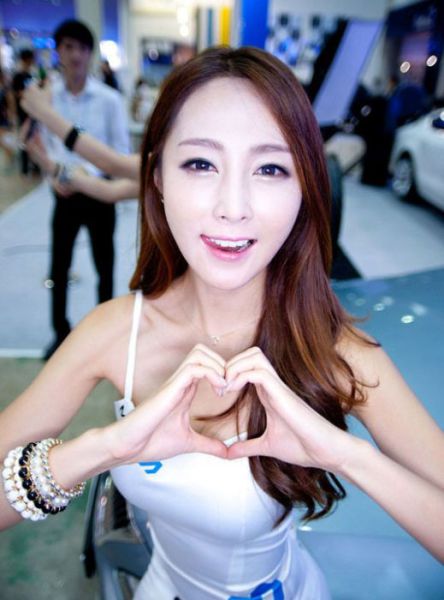 Gorgeous Girls Strut Their Stuff at the Seoul Auto Salon