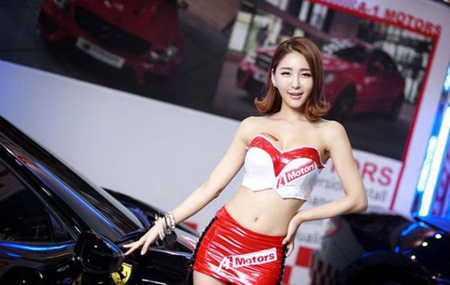 Gorgeous Girls Strut Their Stuff at the Seoul Auto Salon