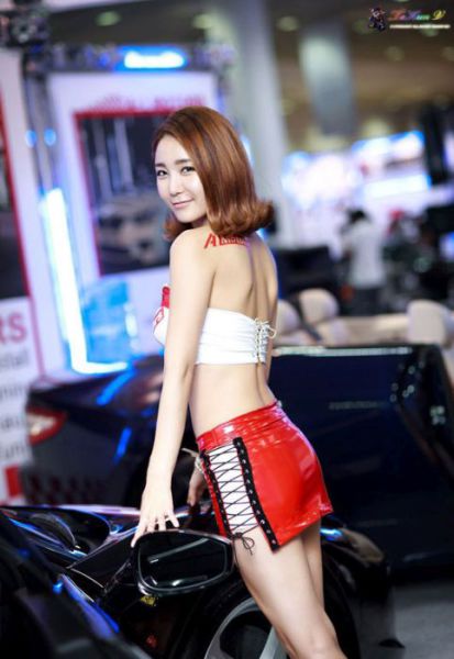 Gorgeous Girls Strut Their Stuff at the Seoul Auto Salon