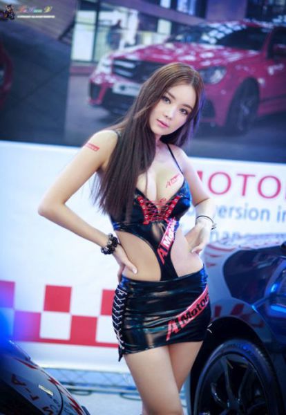 Gorgeous Girls Strut Their Stuff at the Seoul Auto Salon