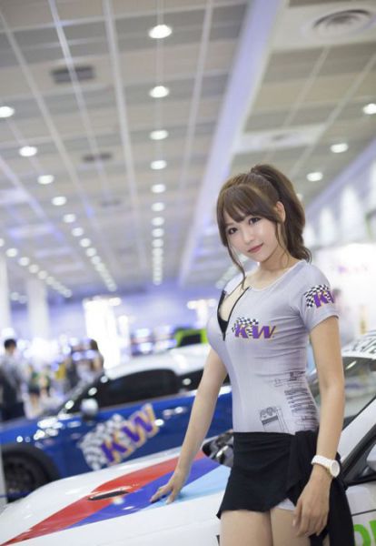 Gorgeous Girls Strut Their Stuff at the Seoul Auto Salon