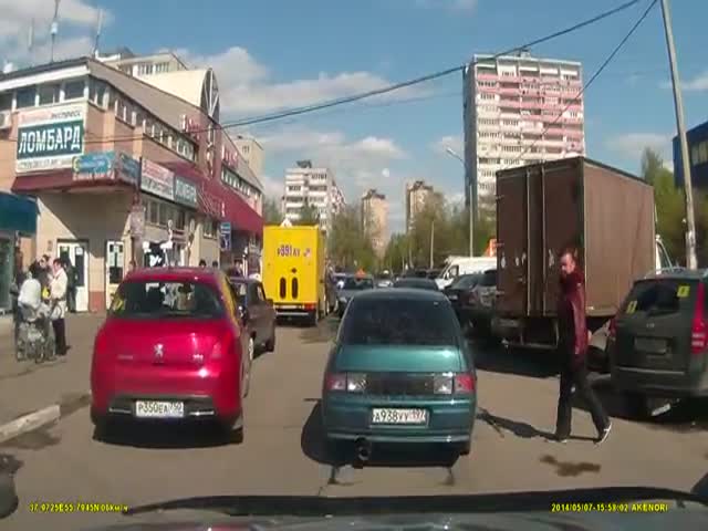 Russian Road Rage with Unexpected Turn of Events (VIDEO)