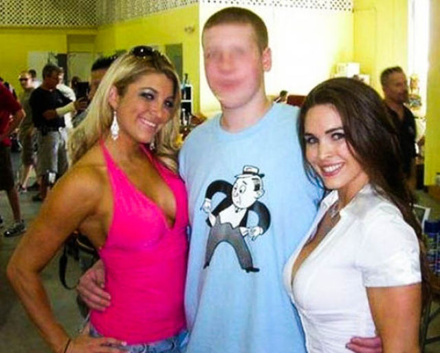 Amusing Examples of Classic T-Shirt Photobombing