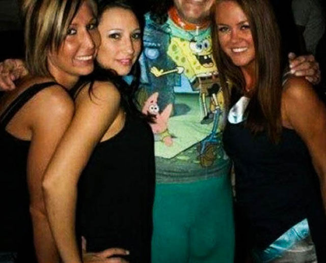 Amusing Examples of Classic T-Shirt Photobombing