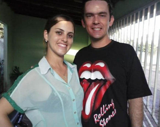 Amusing Examples of Classic T-Shirt Photobombing