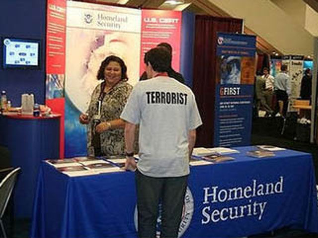 Amusing Examples of Classic T-Shirt Photobombing