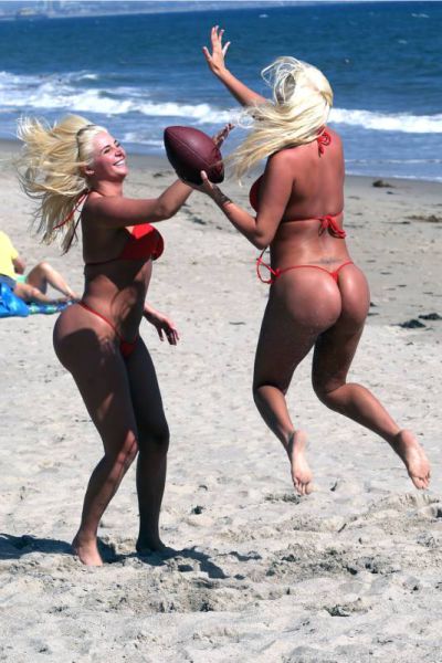 Hugh Hefner’s Ex-Girlfriends Look Hot Eating Fast Food on the Beach