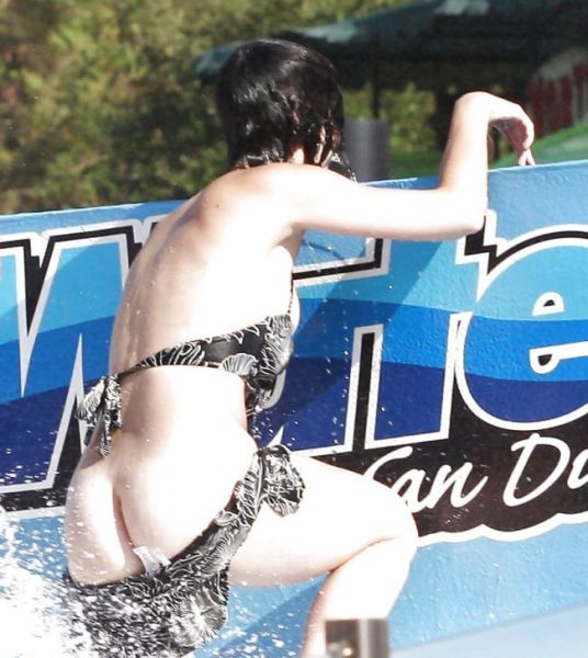 Katy Perry Loses Her Undies in a Water Park