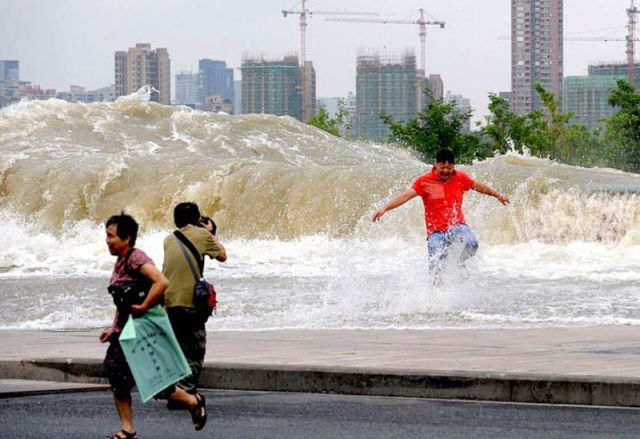 Massive Tidal Wave in China Stuns Spectators