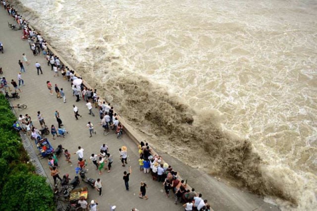 Massive Tidal Wave in China Stuns Spectators