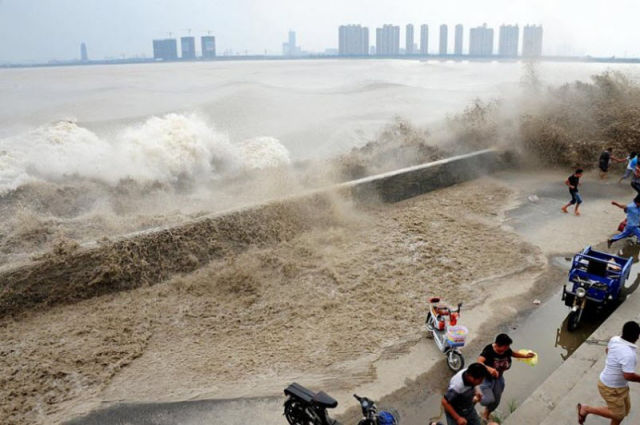 Massive Tidal Wave in China Stuns Spectators