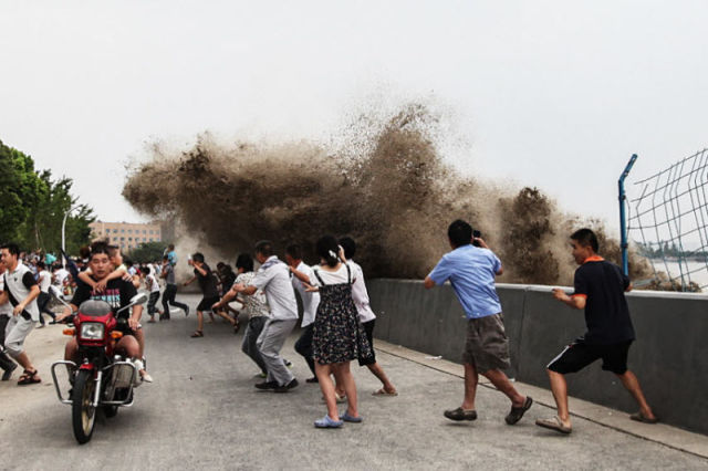 Massive Tidal Wave in China Stuns Spectators