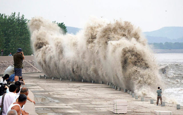 Massive Tidal Wave in China Stuns Spectators