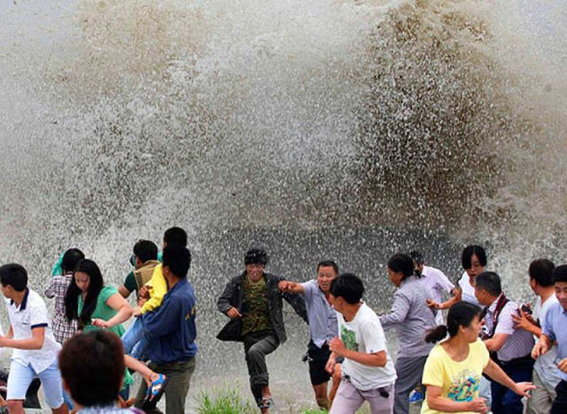 Massive Tidal Wave in China Stuns Spectators