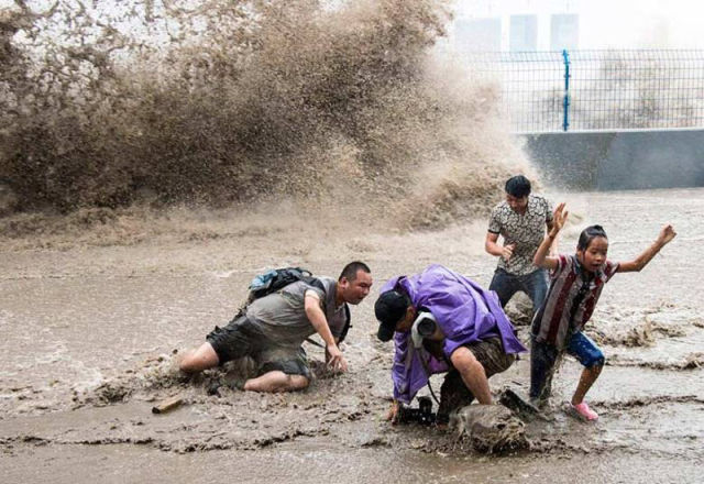 Massive Tidal Wave in China Stuns Spectators