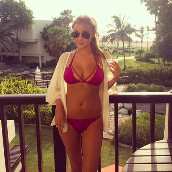 Beautiful Babes in Skimpy Bikinis