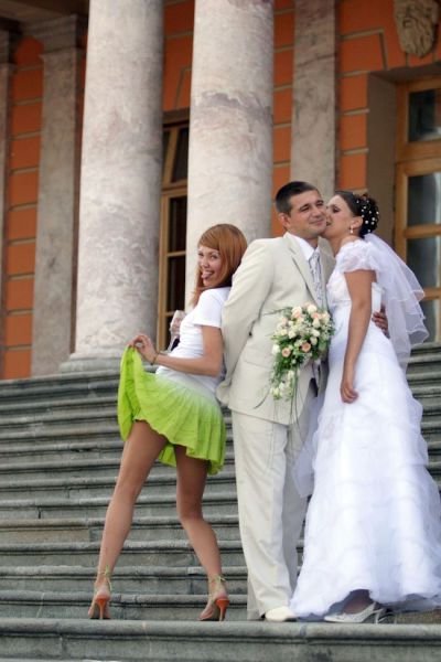 Drunk Bridesmaid Turns Cheeky in Wedding Photos