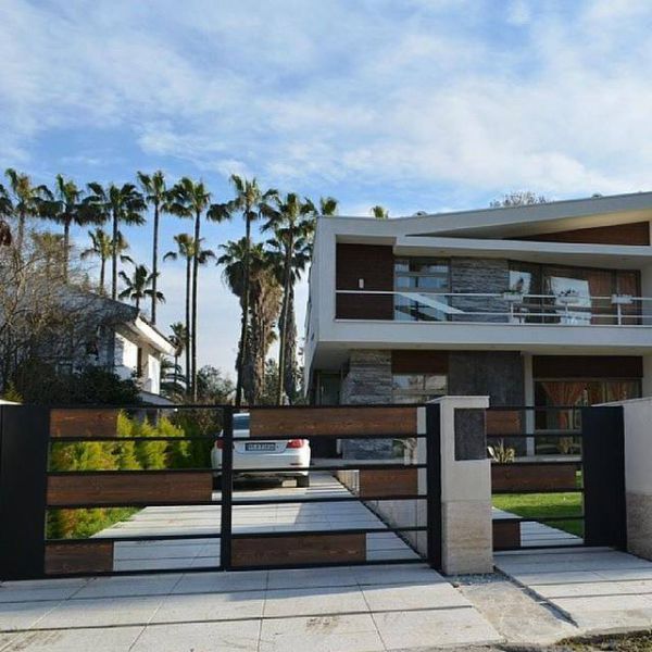 Tehran’s Rich Kids Boast about Their Lives on Instagram