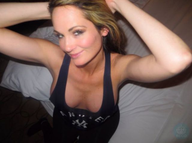 Braless Girls Let Their Boobs Hang Free