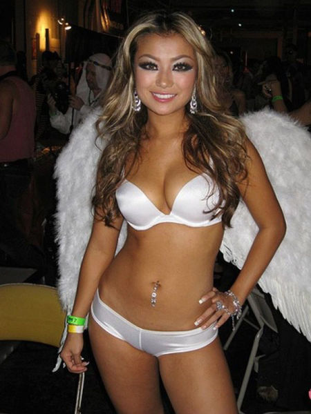 Cute Girls Look Smoking Hot in Halloween Costumes