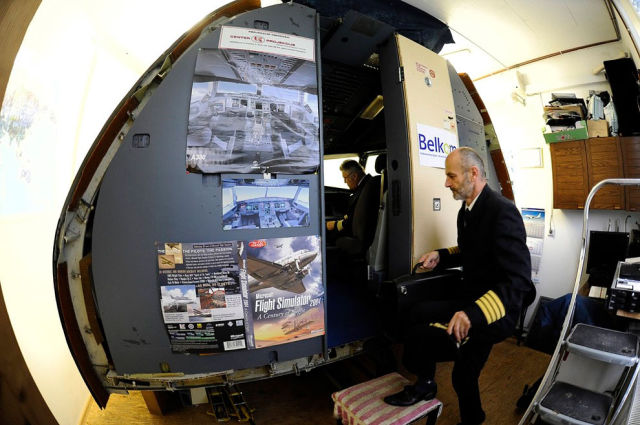 A Homebuilt Flight Simulator That Is Out of This World